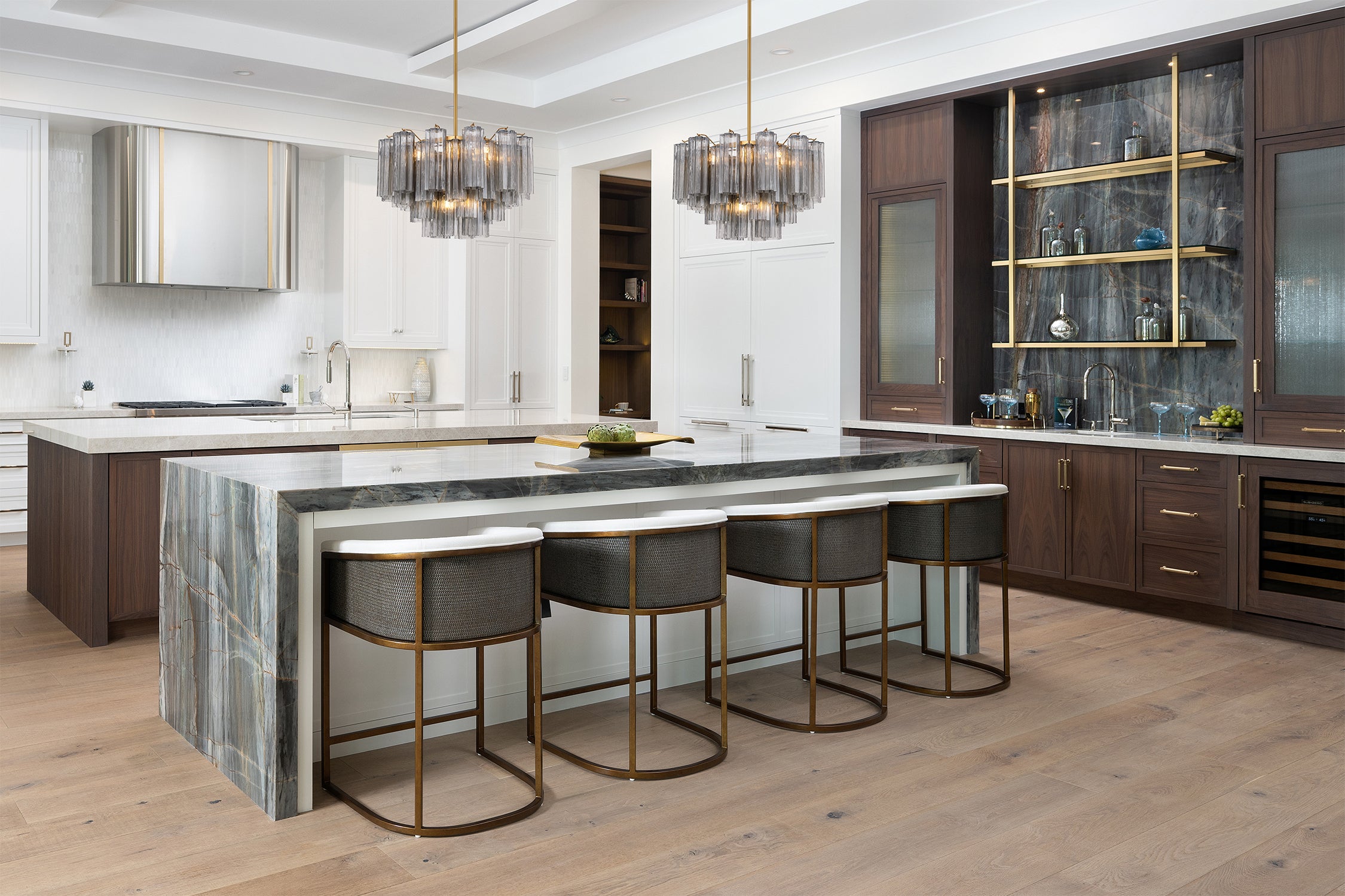 Crystorama Addis ADD-306-AG-SM – 19.75 Inch – 6 Light – Chandelier – Aged Brass – Dry Rated