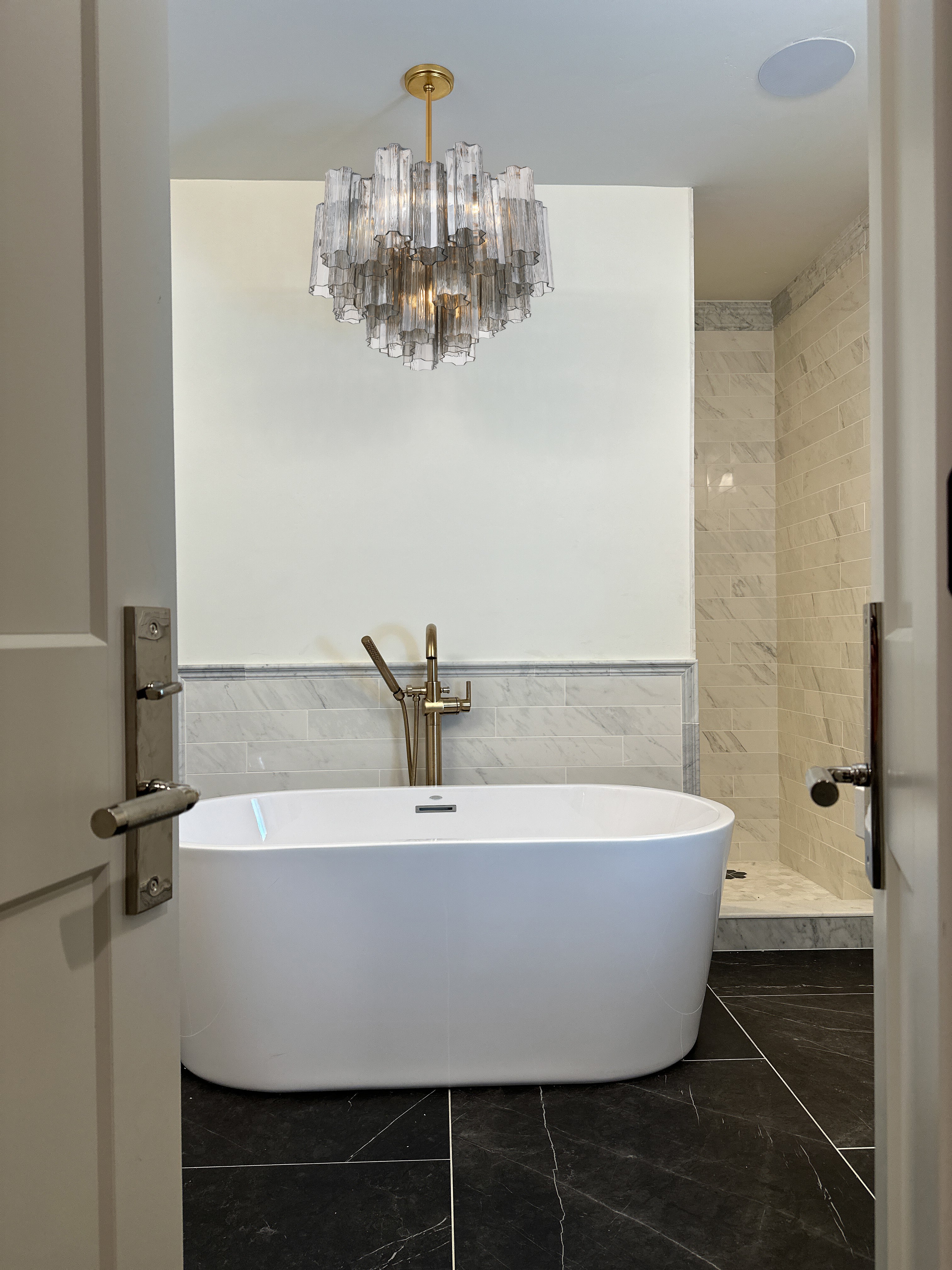 Crystorama Addis ADD-308-AG-SM – 22 Inch – 9 Light – Chandelier – Aged Brass – Dry Rated