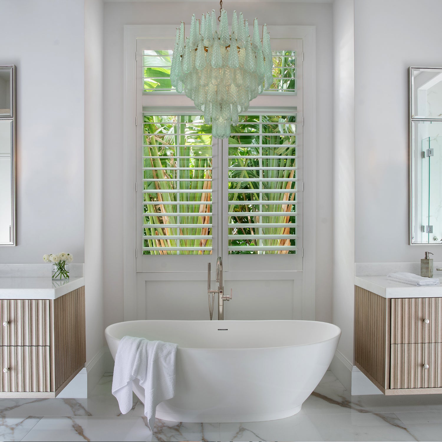 Crystorama Ollie OLL-6006-AG-GR – 26.25 Inch – 16 Light – Chandelier – Aged Brass – Dry Rated